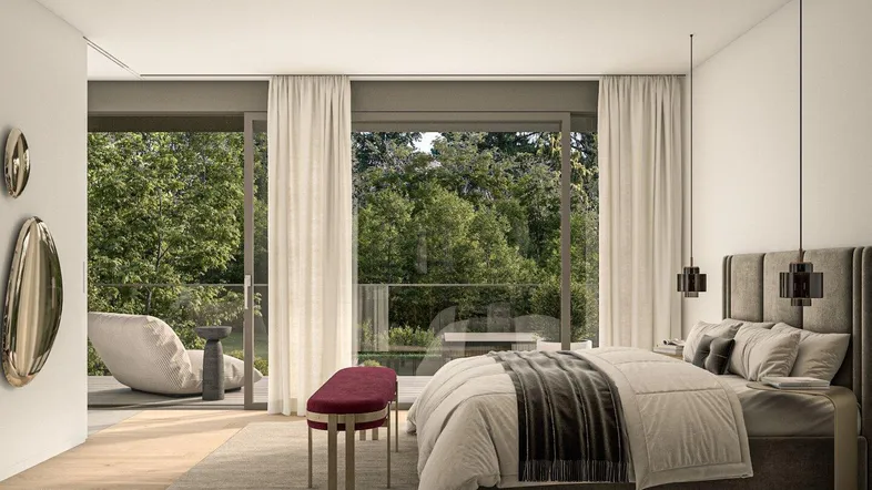 Modernes Schlafzimmer mit großem Bett, Holzboden und Zugang zu einem Balkon mit Blick ins Grüne.