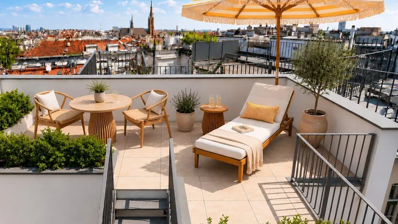 Geräumige Dachterrasse mit bequemen Gartenmöbeln, Sonnenschirm und weitem Blick über die Stadt.