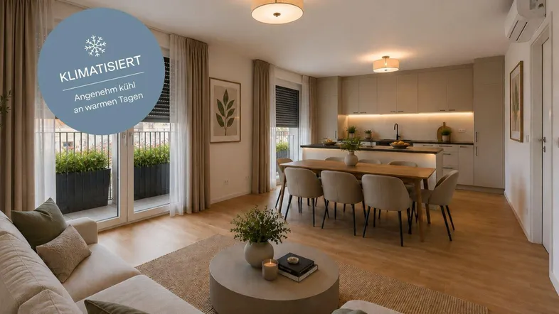 Heller offener Wohn- und Essbereich mit integrierter moderner Küche, Holzboden und Zugang zum Balkon.