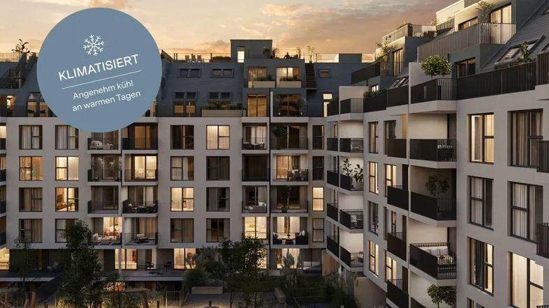 Moderne Wohnanlage mit zahlreichen Balkonen, großen Fenstern und einem begrünten Innenhof bei Sonnenuntergang.