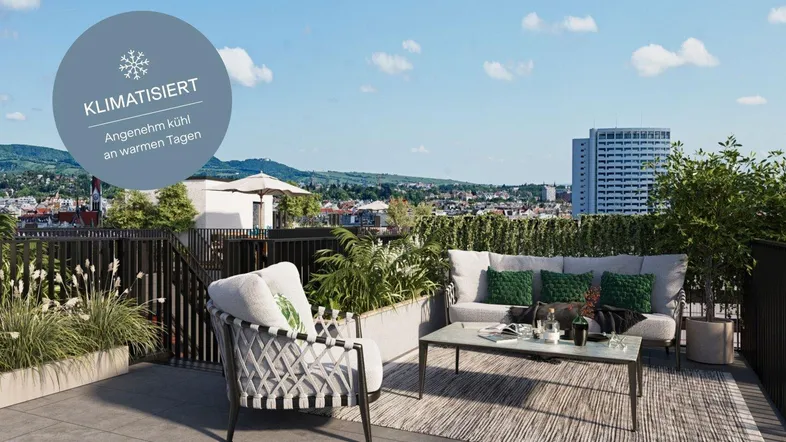 Moderne Dachterrasse mit bequemen Outdoor-Möbeln, Pflanzen und weitem Blick über die Stadt und Hügel.