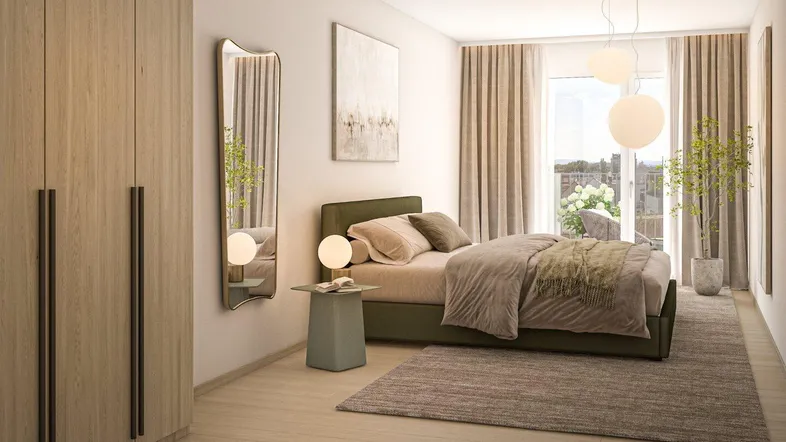 Helles Schlafzimmer mit Holzboden, großem Bett, Einbauschränken und Zugang zu einem Balkon.