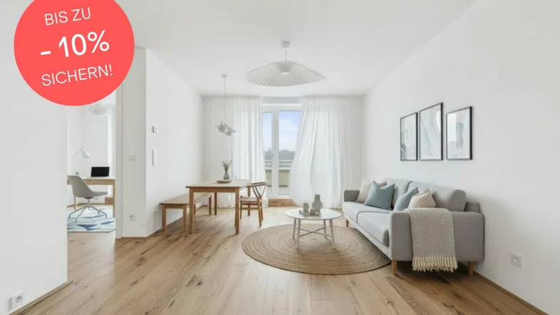 Helles Wohn- und Esszimmer mit Holzboden, modernem Mobiliar und Zugang zum Balkon.