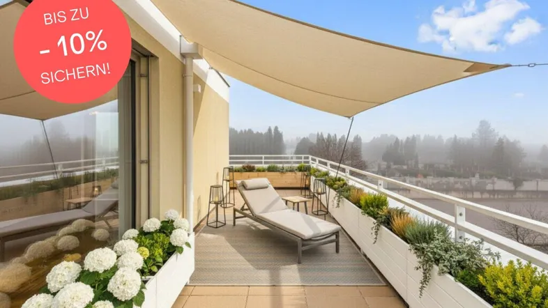 Große Dachterrasse mit beigem Sonnensegel, Liegestuhl und Pflanzenkübeln, ideal zum Entspannen im Freien.