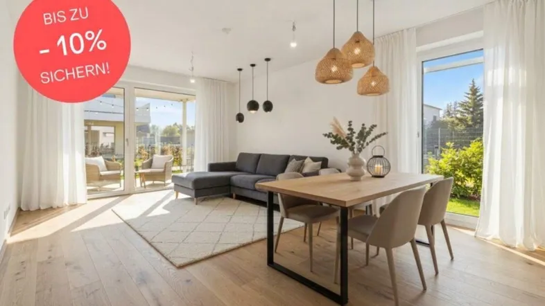 Helles, offenes Wohn-Esszimmer mit Holzboden, modernen Möbeln und Zugang zur Terrasse.