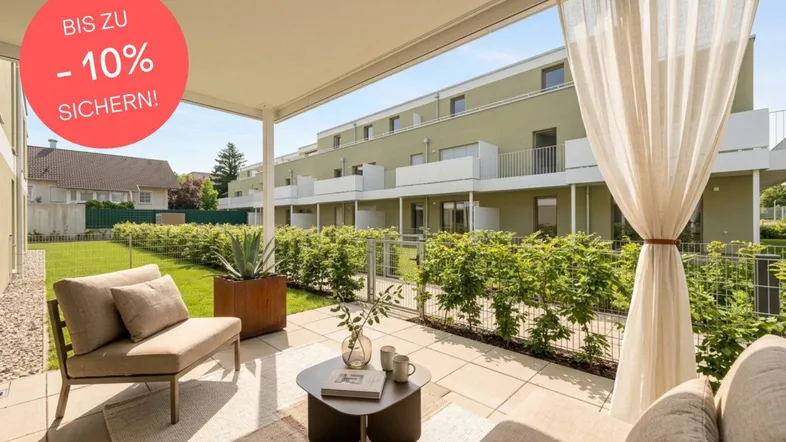 Möblierte Terrasse mit Sitzgelegenheiten und Blick auf die moderne Wohnanlage mit Grünflächen.