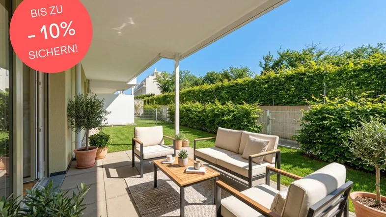 Großzügige Terrasse mit modernen Gartenmöbeln und Blick ins Grüne, ideal zum Entspannen im Freien.