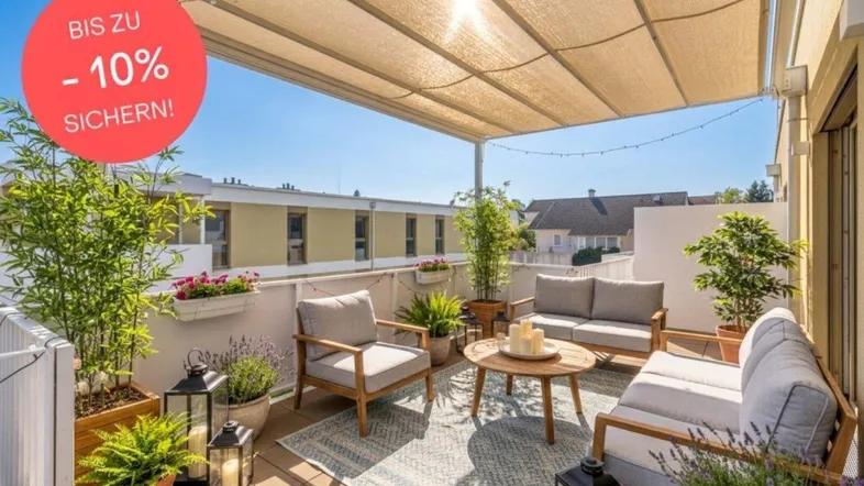 Große, sonnige Dachterrasse mit bequemen Gartenmöbeln, Pflanzen und Sonnenschutz für entspannte Stunden im Freien.