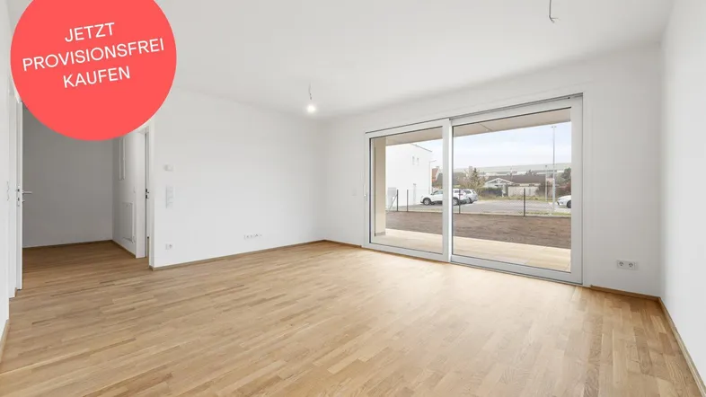 Helles Wohnzimmer mit Holzboden und großer Schiebetür, ideal für offenes Wohnen.