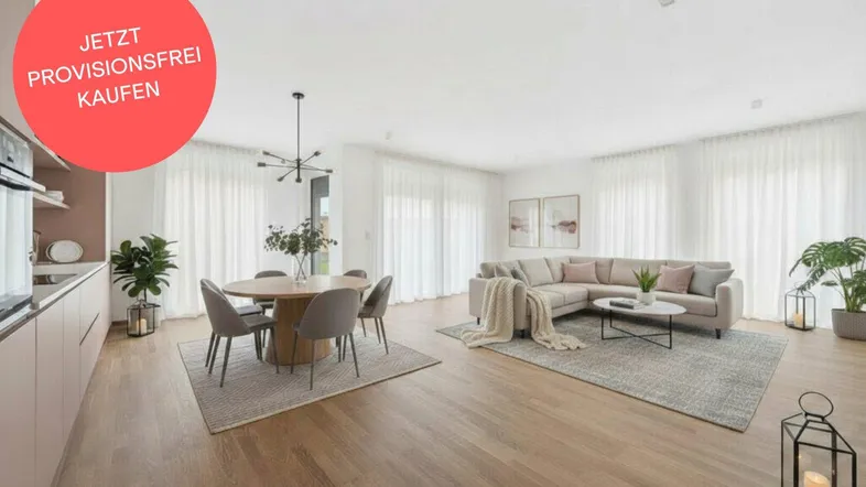 Helles, offenes Wohn- und Esszimmer mit moderner Küche, Parkettboden und Zugang zu großen Fenstern.