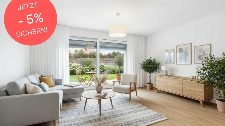 Helles, modernes Wohnzimmer mit Holzboden, großen Fenstern und direktem Zugang zum Garten mit Sitzbereich.