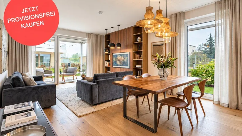 Heller, offener Wohn- und Essbereich mit modernen Möbeln, Holzboden und Zugang zur Terrasse.