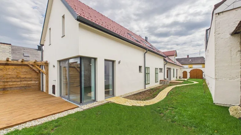 Nebentrakt mit Holzterrasse