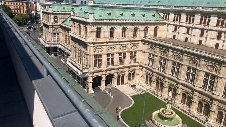 Panoramablick von der Dachterrasse auf die Wiener Staatsoper und die umliegende Stadtlandschaft.