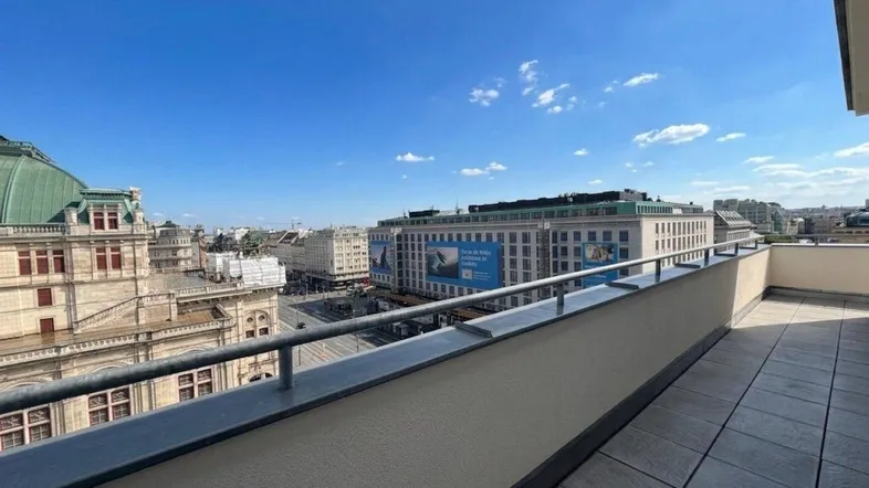Weitläufige Terrasse mit Fliesenboden und beeindruckendem Panoramablick über die Stadt.