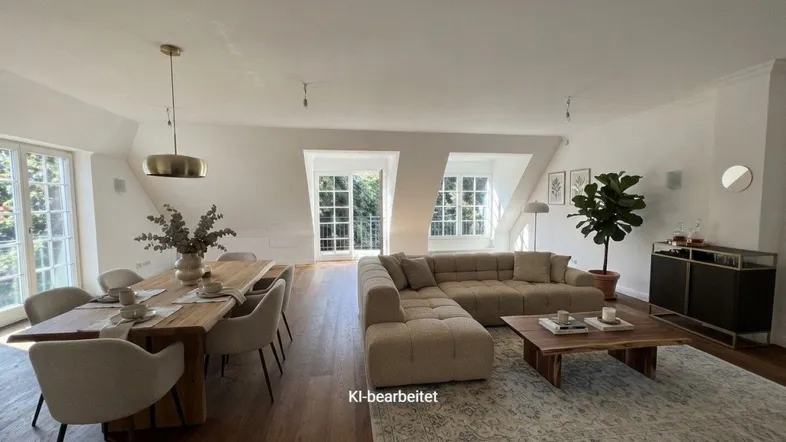 Helles, möbliertes Wohn-Esszimmer im Dachgeschoss mit Holzboden und Zugang zu einem Balkon.