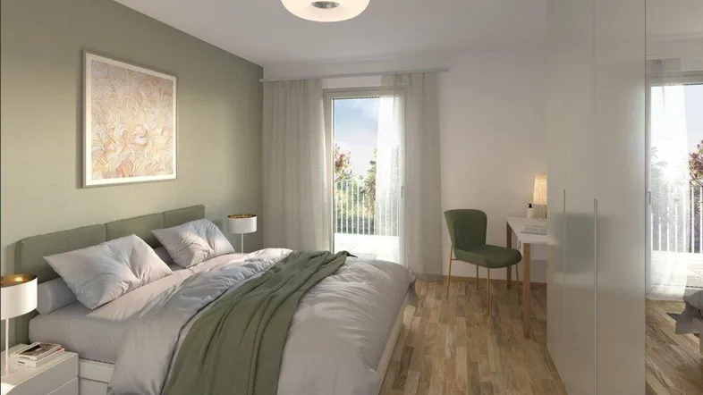 Helles Schlafzimmer mit Holzboden, Zugang zum Balkon und moderner Einrichtung in Grüntönen.