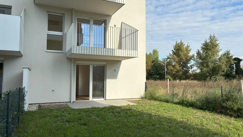 Erdgeschosswohnung mit direktem Zugang zu einer kleinen privaten Grünfläche und Terrasse.