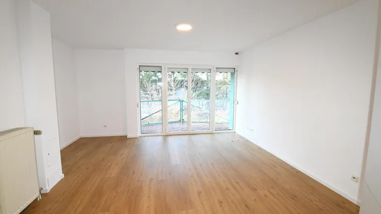 Wohn-Esszimmer mit Zugang zum Balkon