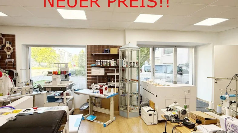 Heller Gewerberaum mit mehreren Nähmaschinen, großen Fenstern und Laminatboden, ideal für ein Atelier oder Geschäft.