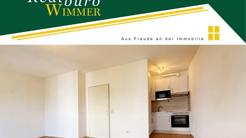 Heller Wohnraum mit integrierter Küchenzeile und Parkettboden, ideal für ein Studio-Apartment.