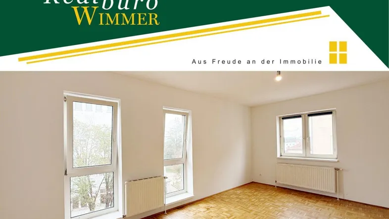 Heller Raum mit Parkettboden und mehreren Fenstern, präsentiert von Realbüro Wimmer.
