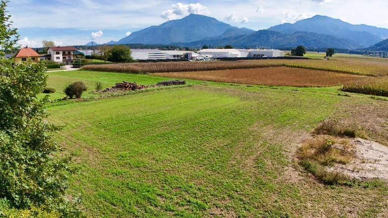 Weitläufiges grünes Grundstück mit Blick auf die umliegende Landschaft und Berge.