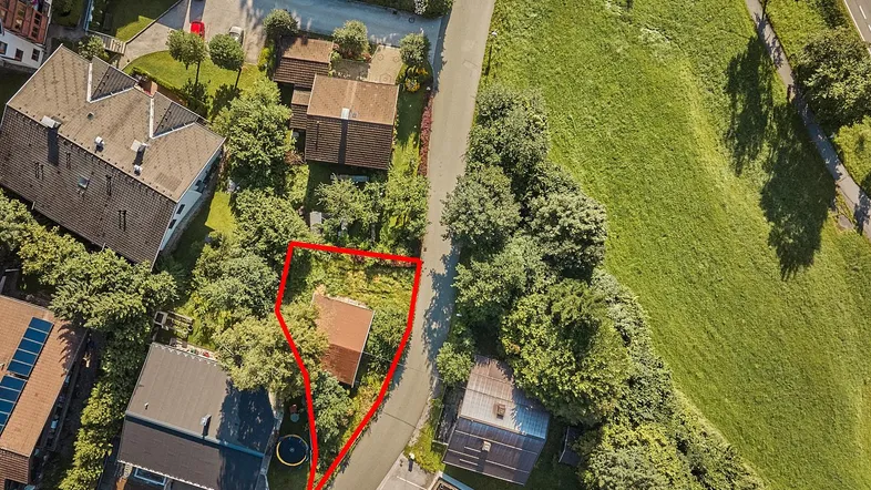 Chalet-Traum mit Kaiserblick: projektiertes Baugrundstück mit Baugenehmigung im Ortsteil Auwald