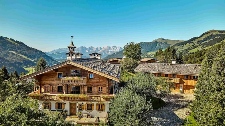 Majestätisches Holzchalet in alpiner Landschaft mit Bergblick und weitläufigem Grundstück.