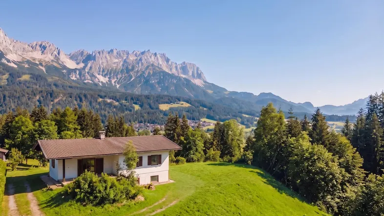 Freistehendes Haus in idyllischer Berglandschaft mit weitem Blick auf die umliegende Natur.
