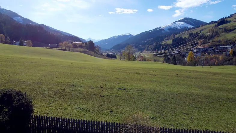 Baugrund auf der Sonnseite mit Blick auf die Hohen Tauern und das Kitzbüheler Horn
