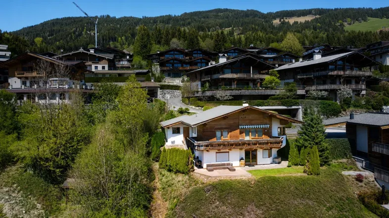 Charmantes Holzhaus in alpiner Umgebung mit Bergblick und umliegender Natur.