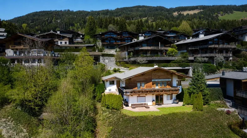 Charmantes Chalet in den Bergen mit Balkon und gepflegtem Gartenbereich.