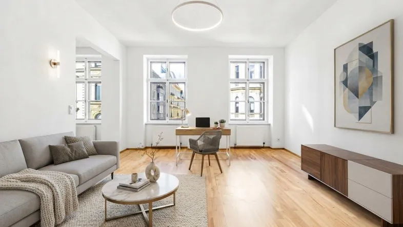 Helles Wohnzimmer mit Holzboden, modernen Möbeln und Blick auf die Stadt.
