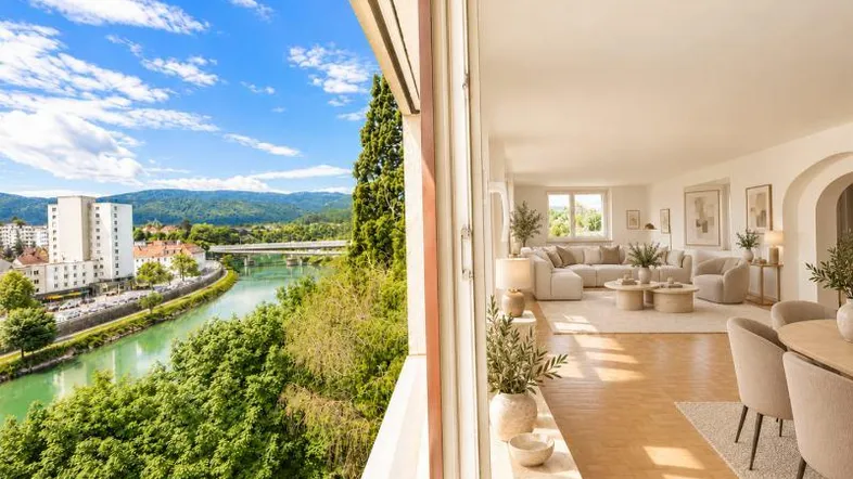 Helles Wohn- und Esszimmer mit modernem Interieur und weitem Blick auf den Fluss und die Berge.