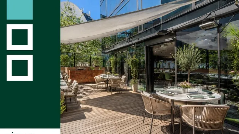 Geräumige Außenterrasse mit Holzboden, modernen Möbeln und Sonnenschutz, ideal für Gastronomie.