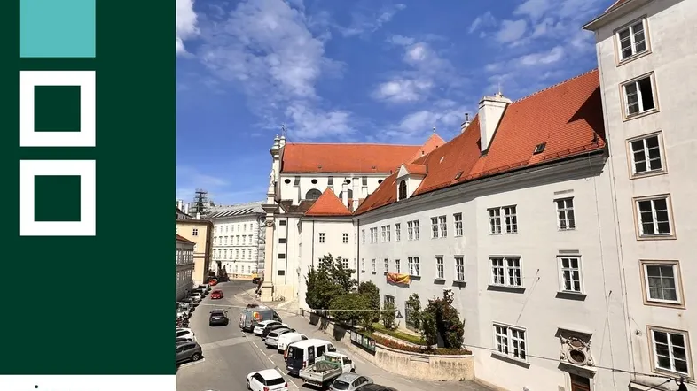 Blick auf eine belebte Straße mit historischen Gebäuden und einer Kirche im Hintergrund.