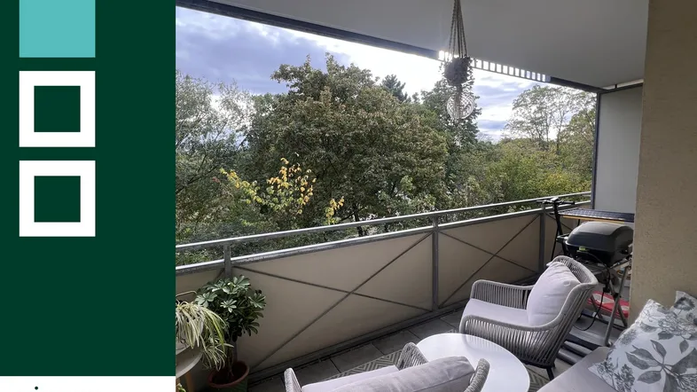 Möblierter Balkon mit Sitzgelegenheiten, Pflanzen und Blick ins Grüne.