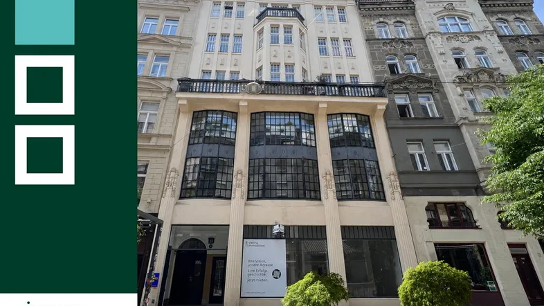 Fassade eines historischen Gebäudes mit großen Fenstern und einem Immobilienlogo im Vordergrund.