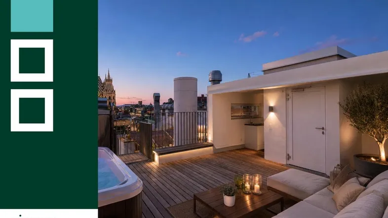 Geräumige Dachterrasse mit Whirlpool, Lounge-Bereich und Panoramablick über die Stadt bei Sonnenuntergang.