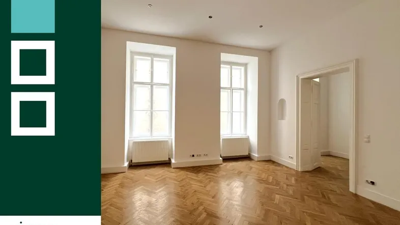 Helles Zimmer mit Fischgrätparkett und hohen Fenstern, bereit zur individuellen Gestaltung.