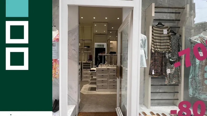 Eingangsbereich eines modernen Bekleidungsgeschäfts mit Schaufenster und einem Logo-Overlay auf der linken Seite.