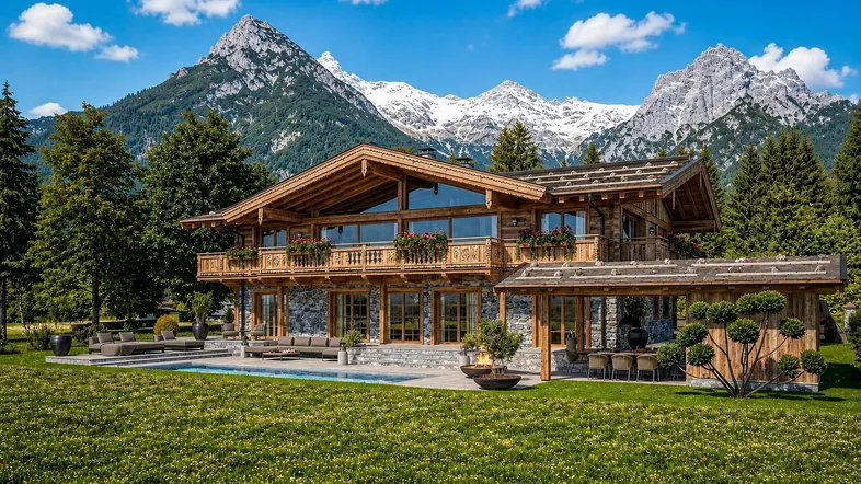 Luxuriöses Holzchalet mit Steinfassade, großem Pool und atemberaubendem Bergblick in alpiner Landschaft.