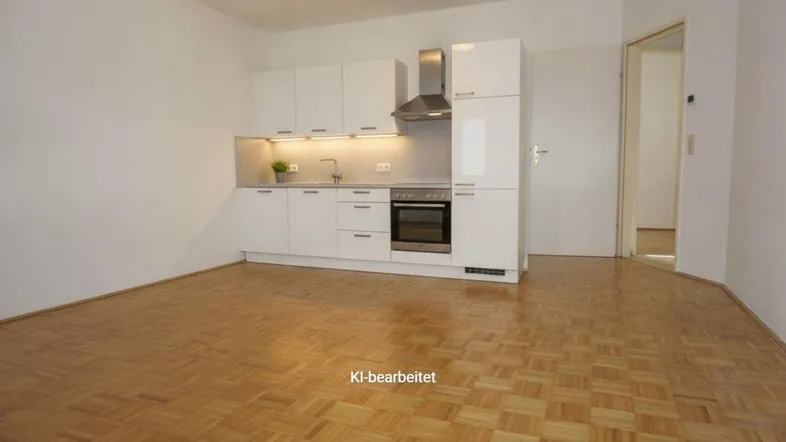 Moderne Einbauküche mit weißen Schränken, Ofen und Parkettboden in einem hellen Raum.
