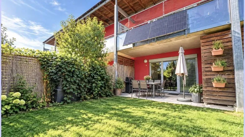 Moderner Gartenhof mit Terrasse und Balkon