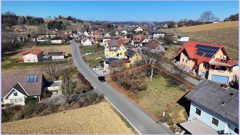 Übersicht aus der Vogelperspektive auf das Grundstück und die angrenzende Straße.