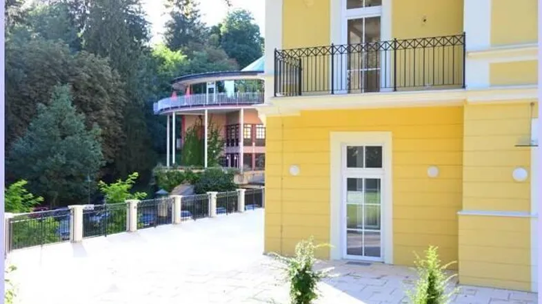 VA aussen EIngang und Terrasse SOW