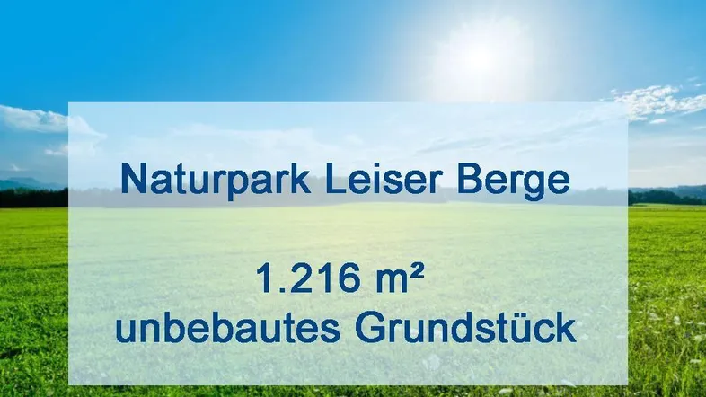 Weitläufiges unbebautes Grundstück im Naturpark Leiser Berge unter blauem Himmel.