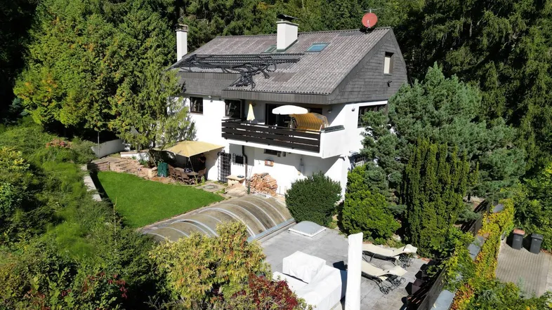 AUSSERGEWÖHNLICHES HAUS IN GRÜNRUHELAGE MIT POOL