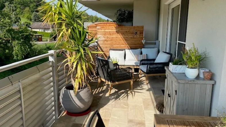 Geräumiger Balkon mit bequemen Gartenmöbeln und Blick ins Grüne, ideal zum Entspannen.